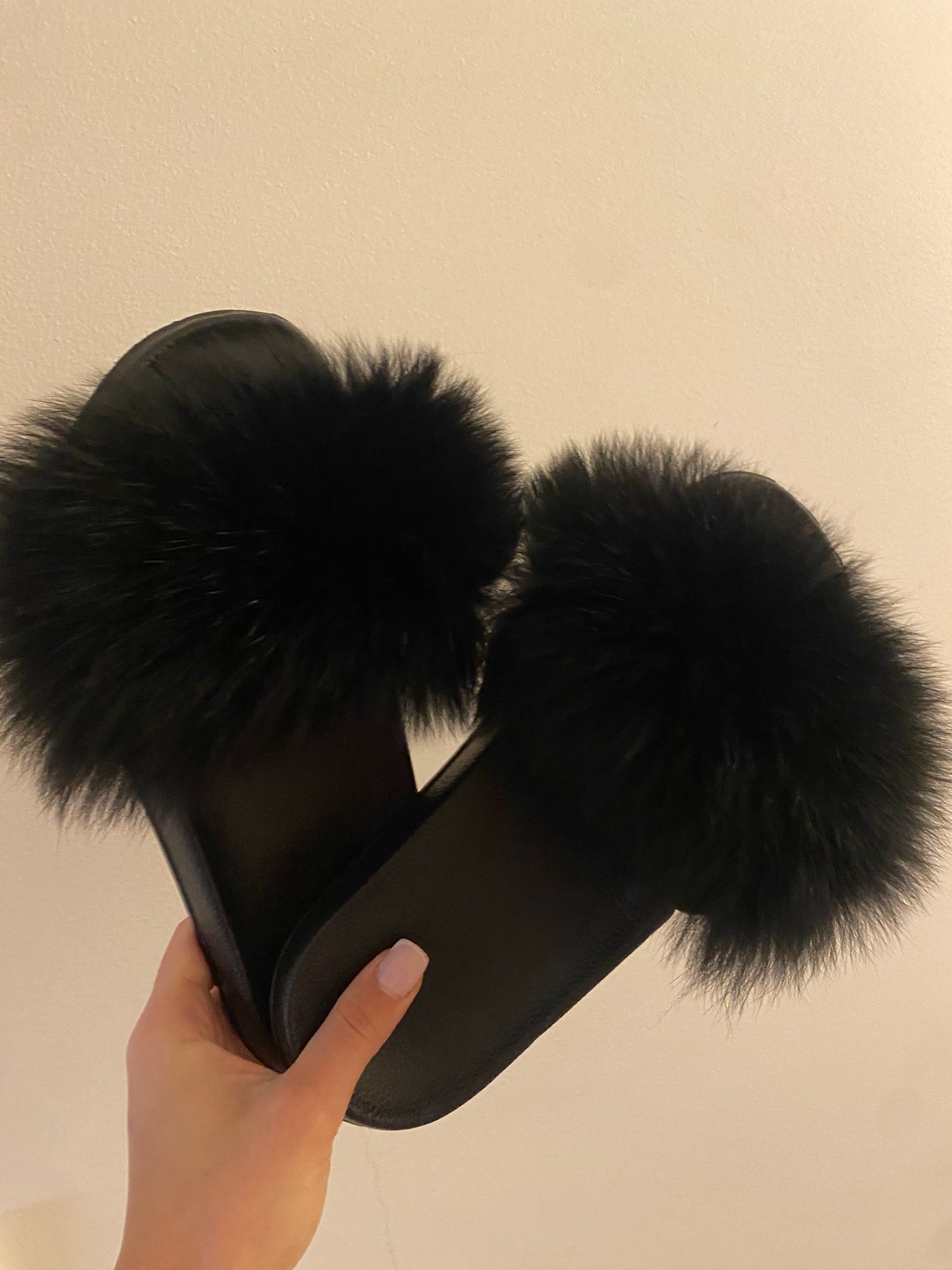 Fur slippers- black